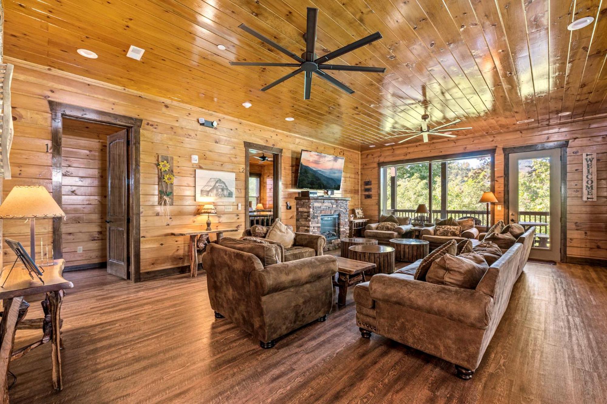 The Mighty Crabapple Manor By Stony Brook Cabins Gatlinburg Exterior photo